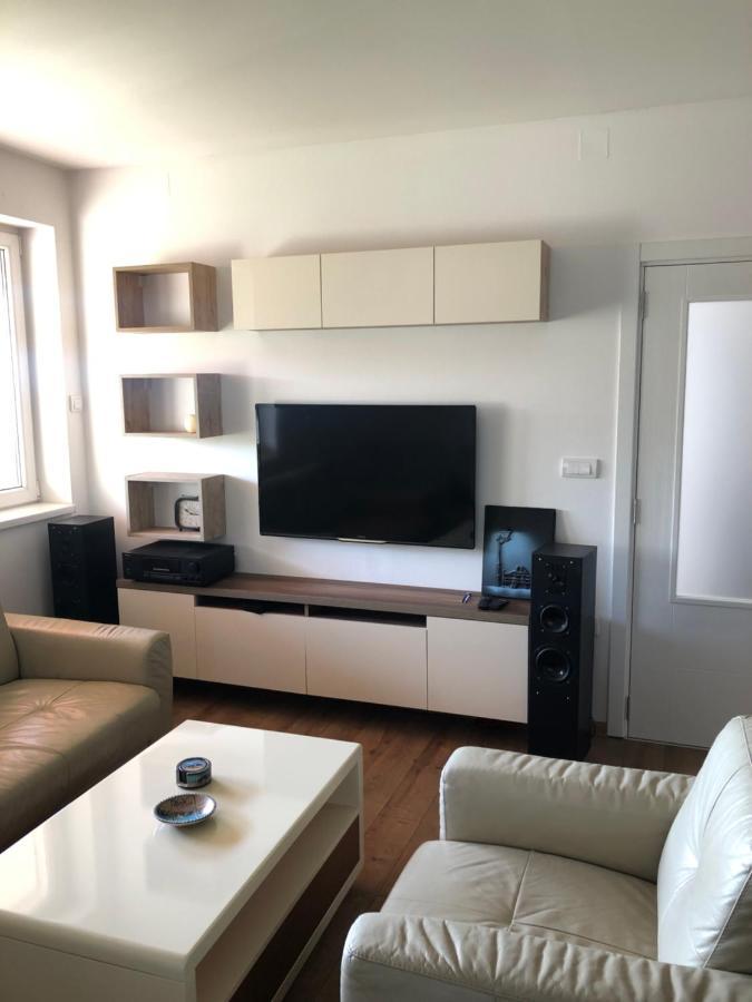 شقة Sakota Family House Sremska Kamenica المظهر الخارجي الصورة