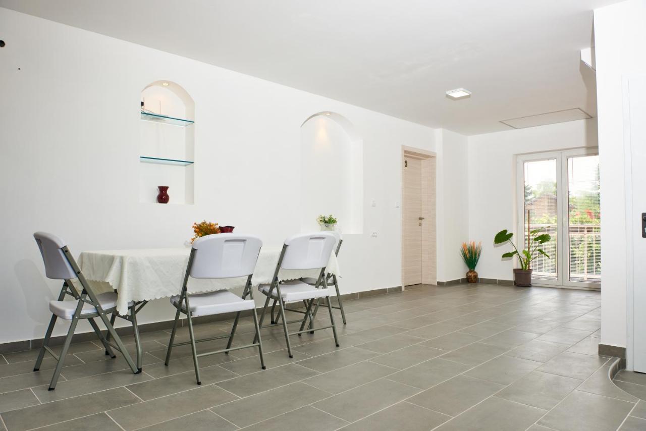 شقة Sakota Family House Sremska Kamenica المظهر الخارجي الصورة